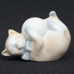 ESCULTURA, uma (1) representando gato brincando com bola, confeccionada em porcelana policromada em tons pasteis, sem marca de manufatura aparente, medindo 7 cm comprimento, ideal para coleção de bibelô, vide foto.