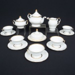 PORCELANA, antigo conjunto para chá com nove (9) itens: 1 bule; 1 cremeira; 1 açucareiro; 1 manteigueira e 5 xícaras, tonalidade branca, modelagem relevada em elementos vegetalistas, generosos arremates a ouro, manufatura MAUÁ (Mauá, SP, 1937 a 1968), medindo a maior peça 15,5 cm altura, sinais de uso, vide foto.