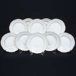 PORCELANA, dez (10) pratos fundos, tonalidade branca, borda modelada em pérgulas e flores, arremates a ouro, manufatura REAL (Mauá, SP, 1943 a 1994), medindo 23 cm diâmetro, sinais de uso, vide foto.