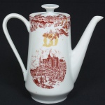 PORCELANA, um (1) bule para café, formato ligeiramente cônico, ornamentação na tonalidade ocre sobre fundo branco, representando paisagem com castelo, pássaros e flores, manufatura REAL (Mauá, SP, 1943 a 1994),  bico com ligeiro bicado, medindo 18,5 cm altura, sinais de uso, vide foto.