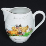 LOUÇA, uma (1) cremeira ou pequena jarra, ornada com cena naval em policromia e legenda, sem marca de manufatura aparente, medindo 12 cm altura, arremates com frisos a ouro com sinais de desgastes, sinais de uso, vide foto.