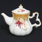 PORCELANA, um (1) pequeno bule com ornamentação floral policromada, arremates a ouro, marca GOLD COLLECTION FINE PORCELAIN  PRESENTTI, Italy Style, medindo 10 cm altura, ideal para coleção de cristaleira, vide foto.