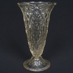 VIDRO, um (1) vaso floreiro, incolor e translúcido, modelagem geometrizada, formato de corneto com base cônica, medindo 27 cm, sinais de uso, vide foto.