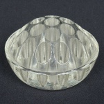 VIDRO, um (1) suporte para ikebana, dito Flower frog, incolor e translúcido, medindo 10 cm diâmetro, sinais de uso, vide foto.