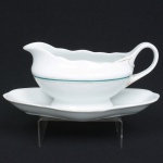 PORCELANA, uma (1) molheira com presentoir acoplado, ornada com faixa na tonalidade verde e frisos dourados já com sinais de desgastes, manufatura REAL (Mauá, SP, 1943 a 1994),, medindo 23,5 cm comprimento, sinais de uso, vide foto.