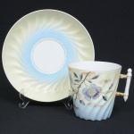 PORCELANA, uma (1) antiga xícara para chocolate, moldada em gomos espiralados, ornamentação floral pintada a mão em policromia sobre fundo degrade do azul ao amarelo, arremates a ouro já com sinais de desgastes, sem marca de manufatura aparente, possivelmente europeia, sinais de uso, vide foto, ideal para coleção de cristaleira.