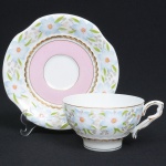 PORCELANA, uma (1) xícara de chá, ornamentação floral policromada, arremates a ouro, marca BON GOURMET, ideal para coleção de cristaleira, sinais de uso, vide foto