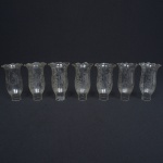 LUMINÁRIA, sete (7) mangas confeccionadas em vidro, incolor e translúcidas, silhueta vegetalista em acidado, borda recortada, uma delas com quebradinho na borda, medindo 17 cm altura, sinais de uso, vide foto.