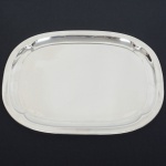 AÇO INOX, uma (1) bandeja quase retangular com quinas ovaladas, lisa com borda plissada, manufatura FRACALANZA (tradição desde 1884), medindo 43,5 x 34 cm, sinais de uso, vide foto.