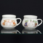 LOUÇA, duas (2) canecas para caldos, ornamentações distintas e policromadas com receitas de sopa, sem marca de manufatura aparente, medindo 11 cm diâmetro e 7 cm altura, sinais de uso, vide foto.