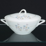 PORCELANA, uma (1) terrina com tampa, singela ornamentação vegetalista policromada, arremates a ouro, manufatura RENNER (Porto Alegre, RS, fundada em 1942; em 1998 foi vendida para a Vista Alegre de Portugal; em 1999 mudou a razão social para Vista Alegre do Brasil), medindo 22 cm diâmetro, sinais de uso, vide foto.