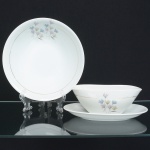 PORCELANA, dois (2) itens: 1 molheira com presentoir acoplado, medindo 21 cm comprimento; 1 saladeira, medindo 21,5 cm diâmetro, singela ornamentação vegetalista policromada, arremates a ouro, manufatura RENNER (Porto Alegre, RS, fundada em 1942; em 1998 foi vendida para a Vista Alegre de Portugal; em 1999 mudou a razão social para Vista Alegre do Brasil), ambos com sinais de uso, vide foto.