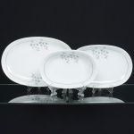 PORCELANA, três (3) travessas ovais, a menor delas de borda alta, singela ornamentação vegetalista policromada, arremates a ouro, manufatura RENNER (Porto Alegre, RS, fundada em 1942; em 1998 foi vendida para a Vista Alegre de Portugal; em 1999 mudou a razão social para Vista Alegre do Brasil), medindo 34 x 23 cm; 29 x 19,5 cm e 24 x 16 cm, sinais de uso, vide foto.