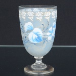 VIDRO, um (1) antigo copo, incolor e translúcido, esmaltação floral pintada a mão em tom sir tom de azul e branco, detalhes a ouro já com falhas, base de pé baixo com ínfimo defeito atenuado por lixa, medindo 12,5 cm altura, ideal para coleção de cristaleira, sinais de uso, vide foto.