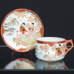 PORCELANA JAPONESA, uma (1) antiga xícara para chá, Imari, pintada a mão em policromia com paisagem lacustre, pagodes, montanhas, figuras femininas e elementos vegetalistas, arremates a ouro, assinada em caracteres, ideal para coleção de cristaleira, sinais de uso, vide foto.