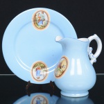 PORCELANA FRANCESA, um (1) antigo conjunto de gomil e presentoir, ornamentação policromada com cenas do gênero sobre fundo azul, dito VIEUX PARIS (Velho Paris, nome dado a porcelana produzida na frança por mais de 30 fábricas diferentes em torno da cidade de Paris, entre meados do século XVIII e final do segundo império napoleônico 1870, apenas 30% das porcelanas produzidas em Paris neste período tinham marca do fabricante muitos inclusive famosos como: Jacob Petit; Dagoty; Edouard Honoré; Neppel; Dihl; Nast; Denuelle; Clauss; Gille; etc., pois haviam diversas leis, promulgadas por Louis XV, que restringiam severamente as atividades de outros fabricantes de porcelana que não fosse a da fábrica de Sevres com o propósito de evitar a concorrência, podemos dividir a porcelana Vieux Paris em três períodos: floral no reinado de Louis XV; mais complexa acrescentando pássaros, figuras e cupidos a partir do reinado de Louis XVI e com forte influencia neo-clássica, rococó, etc., a partir do império napoleônico já no século XIX), medindo a maior peça 20,5 cm diâmetro, sinais de uso, vide foto.