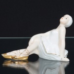 ESCULTURA, uma (1) representando bailarina, confeccionada em porcelana policromada, arremates a ouro, inspirada na obra do design espanhol Marti Fiero, medindo 11 cm comprimento, ideal para coleção de bibelô, vide foto.