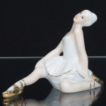 ESCULTURA, uma (1) representando bailarina, confeccionada em porcelana policromada, arremates a ouro, inspirada na obra do design espanhol Marti Fiero, medindo 12 cm comprimento, ideal para coleção de bibelô, vide foto.