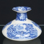 FAIANÇA, um (1) vaso floreiro com base cônica, gargalo terminando em corneto, ornamentação dita fazendinha, representando paisagem rural e elementos vegetalistas, manufatura WOOD & SONS Ltd. (fundada em 1865, funcionou na Potteries New Wharf em Trent e mais tarde na Pottery Stanley em Burlem, fechou em 2005), modelo ENOCH WOOD S ENGLISH SCENERY, medindo 21 cm diâmetro e 14,5 cm altura,  possui o craquelê característico do envelhecimento de toda a faiança, sinais de uso, vide foto.