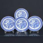 FAIANÇA INGLESA, quatro (4) pratos de sobremesa, ornamentação dita WILLON (Segundo a lenda chinesa: Um certo Mandarim tinha uma leal e devotada filha, possuidora de rara beleza. Certo dia, em que descobre que ela estava apaixonada por um carteiro que lhe fazia a corte, e que era por ela correspondida, expulsa a filha de casa e roga-lhe uma praga: que ao ser trocado o primeiro beijo pelo casal, eles se transformariam em dois pombos), também conhecida como pombinhos, manufatura WOOD & SONS Ltd. (fundada em 1865, funcionou na Potteries New Wharf em Trent e mais tarde na Pottery Stanley em Burlem, fechou em 2005), tonalidade azul sobre fundo branco, medindo 18 cm diâmetro, possui o craquelê característico do envelhecimento de toda a faiança, sinais de uso, vide foto.