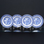 FAIANÇA INGLESA, quatro (4) pratos fundos, ornamentação dita WILLON (Segundo a lenda chinesa: Um certo Mandarim tinha uma leal e devotada filha, possuidora de rara beleza. Certo dia, em que descobre que ela estava apaixonada por um carteiro que lhe fazia a corte, e que era por ela correspondida, expulsa a filha de casa e roga-lhe uma praga: que ao ser trocado o primeiro beijo pelo casal, eles se transformariam em dois pombos), também conhecida como pombinhos, manufatura WOOD & SONS Ltd. (fundada em 1865, funcionou na Potteries New Wharf em Trent e mais tarde na Pottery Stanley em Burlem, fechou em 2005), tonalidade azul sobre fundo branco, medindo 23 cm diâmetro, possui o craquelê característico do envelhecimento de toda a faiança, sinais de uso, vide foto.