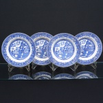 FAIANÇA INGLESA, quatro (4) pratos fundos, ornamentação dita WILLON (Segundo a lenda chinesa: Um certo Mandarim tinha uma leal e devotada filha, possuidora de rara beleza. Certo dia, em que descobre que ela estava apaixonada por um carteiro que lhe fazia a corte, e que era por ela correspondida, expulsa a filha de casa e roga-lhe uma praga: que ao ser trocado o primeiro beijo pelo casal, eles se transformariam em dois pombos), também conhecida como pombinhos, manufatura WOOD & SONS Ltd. (fundada em 1865, funcionou na Potteries New Wharf em Trent e mais tarde na Pottery Stanley em Burlem, fechou em 2005), tonalidade azul sobre fundo branco, medindo 23 cm diâmetro, possui o craquelê característico do envelhecimento de toda a faiança, sinais de uso, vide foto.