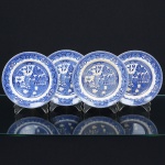 FAIANÇA INGLESA, quatro (4) pratos de sobremesa, ornamentação dita WILLON (Segundo a lenda chinesa: Um certo Mandarim tinha uma leal e devotada filha, possuidora de rara beleza. Certo dia, em que descobre que ela estava apaixonada por um carteiro que lhe fazia a corte, e que era por ela correspondida, expulsa a filha de casa e roga-lhe uma praga: que ao ser trocado o primeiro beijo pelo casal, eles se transformariam em dois pombos), também conhecida como pombinhos, manufatura WOOD & SONS Ltd. (fundada em 1865, funcionou na Potteries New Wharf em Trent e mais tarde na Pottery Stanley em Burlem, fechou em 2005), tonalidade azul sobre fundo branco, medindo 18 cm diâmetro, possui o craquelê característico do envelhecimento de toda a faiança, sinais de uso, vide foto.