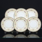 PORCELANA JAPONESA, cinco (5) pratos para sobremesa, ornamentação floral policromada, borda com faixa na tonalidade azul claro e elementos vegetalistas em policromia, arremates a ouro, manufatura NORITAKE (1858 - Japão assinou o Tratado de Amizade e Comércio com os EUA, Holanda, Rússia, Reino Unido e França; 1867 fim do Shogunato e início da era Meiji; 1876 - Morimura-Kumi formada em Tóquio para exportação Os Morimuras & The Okuras unidos, a Companhia Hinode se estabelece na cidade de Nova York para o varejo; 1879 - A Companhia Hinode fecha. Morimura Bros & Co., se estabelece em Nova York; 1880 - Hiroses juntou-se a Morimura-Kumi em Tóquio; 1882 - Morimura Bros & Co., decidiu ser o atacadista; 1884 Morimura-Kumi subcontrata atelieres de decoração em porcelana nas cidades de Tokyo, Nagoya e Kyoto; 1918 - Morimura-Kumi é reorganizada como Morimura Bros, Inc.; 1921 - Morimura Bros de New York é incorporada a Morimura Bros, Inc. De Tokyo; 1947 - Noritake Co., Inc. com sede em Nova York; 1981 - Nome japonês da Companhia alterado para Noritake Co. Limited), modelo COLBY, medindo 19,5 cm diâmetro, sinais de uso, vide foto.