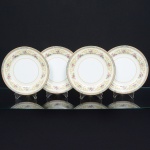 PORCELANA JAPONESA, quatro (4) pratos rasos, ornamentação floral policromada, borda com faixa na tonalidade azul claro e elementos vegetalistas em policromia, arremates a ouro, manufatura NORITAKE (1858 - Japão assinou o Tratado de Amizade e Comércio com os EUA, Holanda, Rússia, Reino Unido e França; 1867 fim do Shogunato e início da era Meiji; 1876 - Morimura-Kumi formada em Tóquio para exportação Os Morimuras & The Okuras unidos, a Companhia Hinode se estabelece na cidade de Nova York para o varejo; 1879 - A Companhia Hinode fecha. Morimura Bros & Co., se estabelece em Nova York; 1880 - Hiroses juntou-se a Morimura-Kumi em Tóquio; 1882 - Morimura Bros & Co., decidiu ser o atacadista; 1884 Morimura-Kumi subcontrata atelieres de decoração em porcelana nas cidades de Tokyo, Nagoya e Kyoto; 1918 - Morimura-Kumi é reorganizada como Morimura Bros, Inc.; 1921 - Morimura Bros de New York é incorporada a Morimura Bros, Inc. De Tokyo; 1947 - Noritake Co., Inc. com sede em Nova York; 1981 - Nome japonês da Companhia alterado para Noritake Co. Limited), modelo COLBY, medindo 23 cm diâmetro, sinais de uso, vide foto.