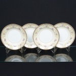 PORCELANA JAPONESA, quatro (4) pratos fundos, ornamentação floral policromada, borda com faixa na tonalidade azul claro e elementos vegetalistas em policromia, arremates a ouro, manufatura NORITAKE (1858 - Japão assinou o Tratado de Amizade e Comércio com os EUA, Holanda, Rússia, Reino Unido e França; 1867 fim do Shogunato e início da era Meiji; 1876 - Morimura-Kumi formada em Tóquio para exportação Os Morimuras & The Okuras unidos, a Companhia Hinode se estabelece na cidade de Nova York para o varejo; 1879 - A Companhia Hinode fecha. Morimura Bros & Co., se estabelece em Nova York; 1880 - Hiroses juntou-se a Morimura-Kumi em Tóquio; 1882 - Morimura Bros & Co., decidiu ser o atacadista; 1884 Morimura-Kumi subcontrata atelieres de decoração em porcelana nas cidades de Tokyo, Nagoya e Kyoto; 1918 - Morimura-Kumi é reorganizada como Morimura Bros, Inc.; 1921 - Morimura Bros de New York é incorporada a Morimura Bros, Inc. De Tokyo; 1947 - Noritake Co., Inc. com sede em Nova York; 1981 - Nome japonês da Companhia alterado para Noritake Co. Limited), modelo COLBY, medindo 23 cm diâmetro, sinais de uso, vide foto.