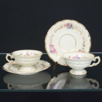 PORCELANA POLONESA, par (2) xícaras para café, ornamentação floral policromada, arremates a ouro, manufatura KPM (Krister Porzellan-Manufaktur 1831 a 1920, fundada no ano de 1831 por Carl Franz Krister; em 1867 foi premiado na Exposição Internacional de Paris mesmo ano da sua morte; em 1920 mudou a razão social para Krister Porzellan-Manufaktur AG 1920 a 1952; em 1921 foi autorizado pelo governo a produzir moeda de porcelana (Notgeld); em 1945 depois da Segunda Guerra Mundial o território deixou de ser alemão e passou a integrar a Polônia; em 1952 foi nacionalizada e passou a ser Fabryka Porcelany Krzysztof 1952 a 1995; em 1995 mudou a razão social para Fabryka Porcelany Krzysztof SA, funciona até a atualidade), ideais para coleção de cristaleira, sinais de uso, vide foto.