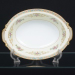PORCELANA JAPONESA, uma (1) travessa oval de borda alta, ornamentação floral policromada, borda com faixa na tonalidade azul claro e elementos vegetalistas em policromia, arremates a ouro, manufatura NORITAKE (1858 - Japão assinou o Tratado de Amizade e Comércio com os EUA, Holanda, Rússia, Reino Unido e França; 1867 fim do Shogunato e início da era Meiji; 1876 - Morimura-Kumi formada em Tóquio para exportação Os Morimuras & The Okuras unidos, a Companhia Hinode se estabelece na cidade de Nova York para o varejo; 1879 - A Companhia Hinode fecha. Morimura Bros & Co., se estabelece em Nova York; 1880 - Hiroses juntou-se a Morimura-Kumi em Tóquio; 1882 - Morimura Bros & Co., decidiu ser o atacadista; 1884 Morimura-Kumi subcontrata atelieres de decoração em porcelana nas cidades de Tokyo, Nagoya e Kyoto; 1918 - Morimura-Kumi é reorganizada como Morimura Bros, Inc.; 1921 - Morimura Bros de New York é incorporada a Morimura Bros, Inc. De Tokyo; 1947 - Noritake Co., Inc. com sede em Nova York; 1981 - Nome japonês da Companhia alterado para Noritake Co. Limited), modelo COLBY, medindo 27 x 20 x 6 cm, sinais de uso, vide foto.