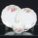 PORCELANA POLONESA, um (1) trio para chá (xícara, pires e prato de bolo), ornamentação floral policromada, arremates a ouro, manufatura KPM (Krister Porzellan-Manufaktur 1831 a 1920, fundada no ano de 1831 por Carl Franz Krister; em 1867 foi premiado na Exposição Internacional de Paris mesmo ano da sua morte; em 1920 mudou a razão social para Krister Porzellan-Manufaktur AG 1920 a 1952; em 1921 foi autorizado pelo governo a produzir moeda de porcelana (Notgeld); em 1945 depois da Segunda Guerra Mundial o território deixou de ser alemão e passou a integrar a Polônia; em 1952 foi nacionalizada e passou a ser Fabryka Porcelany Krzysztof 1952 a 1995; em 1995 mudou a razão social para Fabryka Porcelany Krzysztof SA, funciona até a atualidade), ideal para coleção de cristaleira, sinais de uso, vide foto.