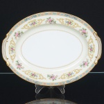 PORCELANA JAPONESA, uma (1) travessa oval, ornamentação floral policromada, borda com faixa na tonalidade azul claro e elementos vegetalistas em policromia, arremates a ouro, manufatura NORITAKE (1858 - Japão assinou o Tratado de Amizade e Comércio com os EUA, Holanda, Rússia, Reino Unido e França; 1867 fim do Shogunato e início da era Meiji; 1876 - Morimura-Kumi formada em Tóquio para exportação Os Morimuras & The Okuras unidos, a Companhia Hinode se estabelece na cidade de Nova York para o varejo; 1879 - A Companhia Hinode fecha. Morimura Bros & Co., se estabelece em Nova York; 1880 - Hiroses juntou-se a Morimura-Kumi em Tóquio; 1882 - Morimura Bros & Co., decidiu ser o atacadista; 1884 Morimura-Kumi subcontrata atelieres de decoração em porcelana nas cidades de Tokyo, Nagoya e Kyoto; 1918 - Morimura-Kumi é reorganizada como Morimura Bros, Inc.; 1921 - Morimura Bros de New York é incorporada a Morimura Bros, Inc. De Tokyo; 1947 - Noritake Co., Inc. com sede em Nova York; 1981 - Nome japonês da Companhia alterado para Noritake Co. Limited), modelo COLBY, medindo 30,5 x 22,5 cm, sinais de uso, vide foto.