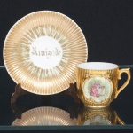 PORCELANA, uma (1) antiga xícara para café, dita ISABELINA ou CAIPIRA (nome teve origem no século XIX devido ao hábito que a Rainha Isabel II da Espanha tinha de presentear as pessoas com xícaras, sua introdução no Brasil se deu a partir do início do século XX, através de diversas encomendas de manufaturas europeias, japonesas ou até mesmo produção local, muitas principalmente as austríacas não possuíam marca de manufatura, diversos exemplares apresentam nomes escrito na língua portuguesa mesmo os encomendados no exterior), ornamentação policromada com cena de galanteio baseada na obra de FRAGONARD (Jean Honoré Fragonard, Grasse 1732 Paris 1806, pintor, desenhista e gravurista francês, estilo Rococó, conhecido pela exuberância e hedonismo de sua obra, pinturas do gênero com atmosfera de intimidade e erotismo),  modelagem canelada, legenda AMIZADE, ideal para coleção de cristaleira, sinais de uso, vide foto.