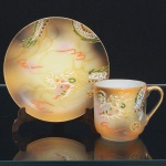 PORCELANA JAPONESA, uma (1) antiga xícara para café, dita casca de ovo, ornamentação representando dragão celestial em policromia na técnica Moriage, marca representada pelas letras J.H. dentro de losango e a legenda em caracteres DAI NI HON (Grande Japão), alguns principalmente povos de língua inglesa traduzem como DAI NI PON, também é certo (aceitável) para o ocidental mais não é a fonética utilizada no Japão, ideal para coleção de cristaleira, sinais de uso, vide foto.