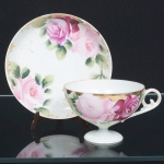 PORCELANA, uma (1) xícara de chá com ornamentação floral policromada, arremates a ouro, sem marca de manufatura aparente, sinais de uso, ideal para coleção de cristaleira, vide foto.