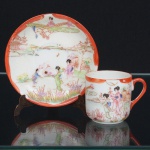 PORCELANA JAPONESA, uma (1) antiga xícara para café, Imari, pintada a mão em policromia com paisagem lacustre, pagodes, montanhas, figuras femininas e elementos vegetalistas, arremates a ouro, assinada em caracteres, ideal para coleção de cristaleira, sinais de uso, vide foto.