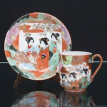 PORCELANA JAPONESA, uma (1) antiga xícara para café, Imari, pintada a mão em policromia com cenas do gênero e elementos vegetalistas, arremates a ouro, assinada em caracteres, ideal para coleção de cristaleira, sinais de uso, vide foto.