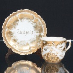 PORCELANA, uma (1) antiga xícara para café, dita ISABELINA ou CAIPIRA (nome teve origem no século XIX devido ao hábito que a Rainha Isabel II da Espanha tinha de presentear as pessoas com xícaras, sua introdução no Brasil se deu a partir do início do século XX, através de diversas encomendas de manufaturas europeias, japonesas ou até mesmo produção local, muitas principalmente as austríacas não possuíam marca de manufatura, diversos exemplares apresentam nomes escrito na língua portuguesa mesmo os encomendados no exterior), ornamentação relevada na própria pasta, generosos arremates a ouro, legenda AMIZADE, ideal para coleção de cristaleira, sinais de uso, vide foto.