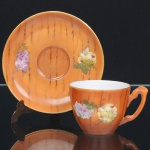 PORCELANA JAPONESA, uma (1) xícara para café, ornamentação floral pintada a mão em policromia sobre fundo na tonalidade caramelo, manufatura não identificada, vide foto.