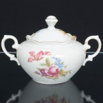 PORCELANA POLONESA, um (1) açucareiro com tampa, ornamentação floral policromada, arremates a ouro, manufatura KPM (Krister Porzellan-Manufaktur 1831 a 1920, fundada no ano de 1831 por Carl Franz Krister; em 1867 foi premiado na Exposição Internacional de Paris mesmo ano da sua morte; em 1920 mudou a razão social para Krister Porzellan-Manufaktur AG 1920 a 1952; em 1921 foi autorizado pelo governo a produzir moeda de porcelana (Notgeld); em 1945 depois da Segunda Guerra Mundial o território deixou de ser alemão e passou a integrar a Polônia; em 1952 foi nacionalizada e passou a ser Fabryka Porcelany Krzysztof 1952 a 1995; em 1995 mudou a razão social para Fabryka Porcelany Krzysztof SA, funciona até a atualidade), medindo 11 cm altura e 12,5 cm diâmetro mais as alças, sinais de uso, vide foto.