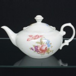 PORCELANA POLONESA, um (1) bule para chá, ornamentação floral policromada, arremates a ouro, manufatura KPM (Krister Porzellan-Manufaktur 1831 a 1920, fundada no ano de 1831 por Carl Franz Krister; em 1867 foi premiado na Exposição Internacional de Paris mesmo ano da sua morte; em 1920 mudou a razão social para Krister Porzellan-Manufaktur AG 1920 a 1952; em 1921 foi autorizado pelo governo a produzir moeda de porcelana (Notgeld); em 1945 depois da Segunda Guerra Mundial o território deixou de ser alemão e passou a integrar a Polônia; em 1952 foi nacionalizada e passou a ser Fabryka Porcelany Krzysztof 1952 a 1995; em 1995 mudou a razão social para Fabryka Porcelany Krzysztof SA, funciona até a atualidade), medindo 16 cm diâmetro e 14 cm altura, sinais de uso, vide foto.