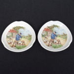 PORCELANA HOLANDESA, par (2) covilhetes quase triangulares, ornamentação policromada com paisagem, rural, homem trabalhando em primeiro plano, marca ROYAL SCHWABAP, medindo 9 cm diâmetro, sinais de uso, vide foto.