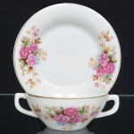 PORCELANA, uma (1) taça para consume, ornamentação floral policromada, arremates a ouro, manufatura PII RJ (D. PEDRO II, Rio de Janeiro, RJ, fundada em 1921 por Tinoco Machado, Industrial Carioca, que contava com auxiliares que vieram da tradicional Fábrica de Vista Alegre de Portugal, foi a primeira fábrica de porcelana autêntica em escala Industrial no Brasil, funcionou até a década de 80), ideal para coleção de cristaleira, sinais de uso, vide foto.