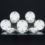 PORCELANA, cinco (5) taças para consume com seus respectivos pires (+1 pires sobressalente), ornamentação floral policromada, arremates a ouro já com sinais de desgaste, sendo: 2 taças íntegras; 2 taças com bicadinhos e 1 taça com trincado na borda, 4 pires íntegros e 2 com trincados, manufatura RIO BRANCO (Fábrica de porcelanas que estima-se o seu funcionamento entre 1947 e 1967 no Rio de Janeiro, de início como Companhia Brasileira de Vidros e posteriormente como Porcelana Rio Branco S/A; do ano de 1959 a 1965 a fabrica adotou um sistema de datação do mês e ano de fabricação, exemplos: 10.9 outubro/1959; 5.1 maio/1961, até o momento só existem peças com datação conhecida até o ano de 1965), datas variadas 10.0 (outubro 1960); 11.0 (novembro de 1960) e 3.1 (março de 1961), ideais para coleção de cristaleira, sinais de uso, vide foto