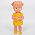 BRINQUEDO, uma (1) antiga boneca da ESTRELA, confeccionada em plástico, policromada, pés roídos, medindo 33 cm altura, sinais de uso, vide foto.