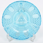 VIDRO, uma (1) antiga fruteira, azul e translúcida, modelagem geometrizada, borda recortada (possui bicadinhos), manufatura ESBERARD (Antiga fábrica de vidros localizada em São Cristóvão no Rio de Janeiro, fundada no segundo reinado no século XIX por Francisco Antonio Maria Esberard, um dos pioneiros na historia de vidros no Brasil, fez muitas peças principalmente compoteiras), medindo 21,5 cm diâmetro e 6,5 cm altura, sinais de uso, vide foto.