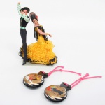 DIVERSOS, três (3) itens souvenires espanhóis: 2 (pares) de castanholas, confeccionadas em polímero, ornamentação iconográfica com dança e tourada; 1 escultura figurativa representando casal dançando, medindo 21 cm altura, vide foto.