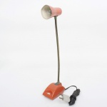 LUMINÁRIA, uma (1) antiga de mesa com haste flexível, para um lume, confeccionada em materiais diversos, medindo esticado 42 cm altura, sinais de uso, funcionando e sem garantia, vide foto.